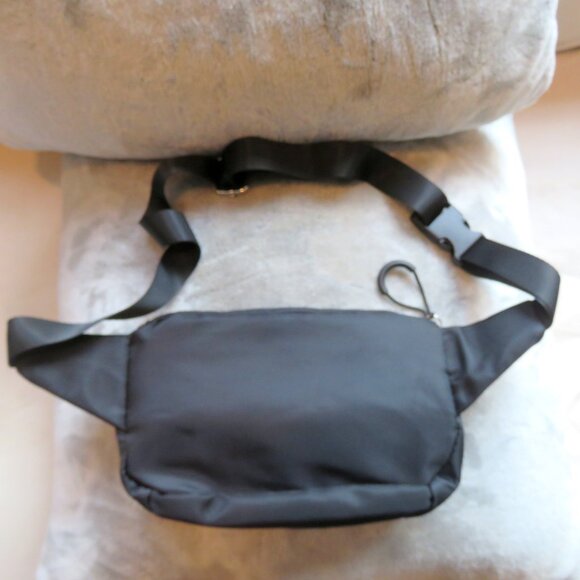 Wild Fable Black 1/2 Moon Shape Zip Top Adjustable Fanny Pack Belt Shoulder Bag - Picture 3 of 16